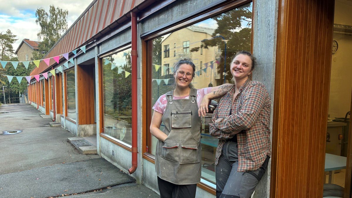 Två kvinnor utanför lokal