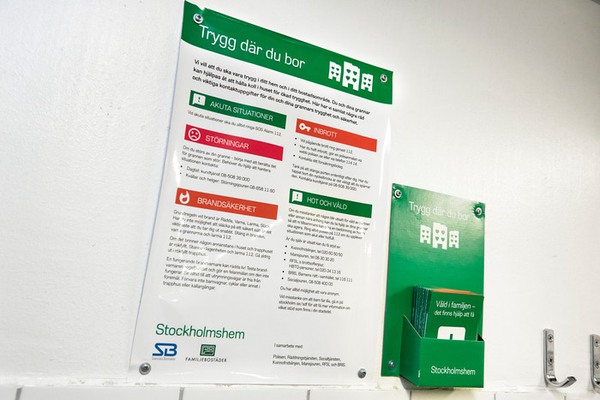 Anslagstavla med information och foldrar.