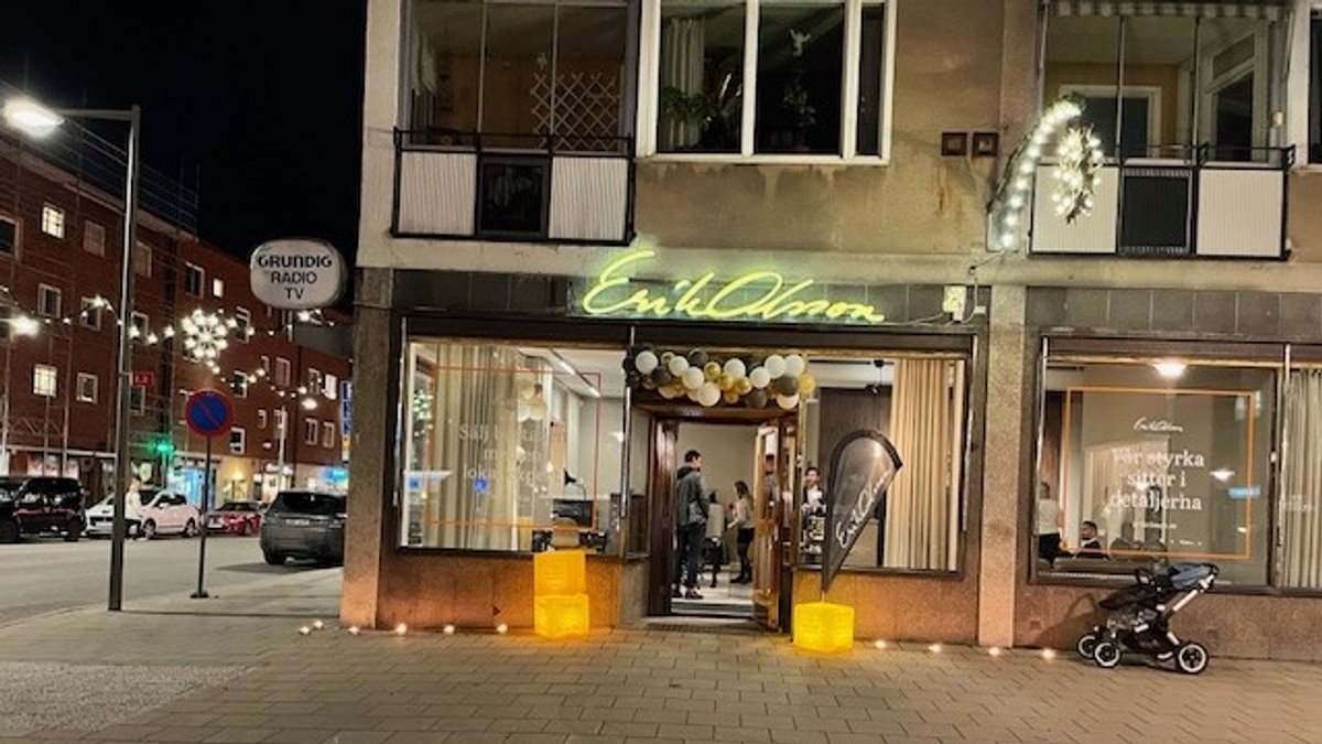 Festligt upplyst hörnlokal i höstmörker