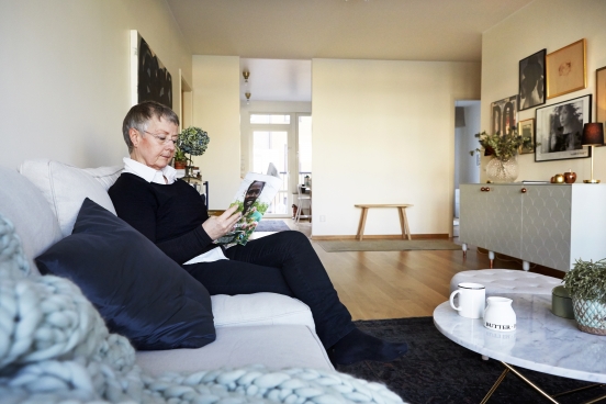 Kundnöjdhet - kvinna i soffa.