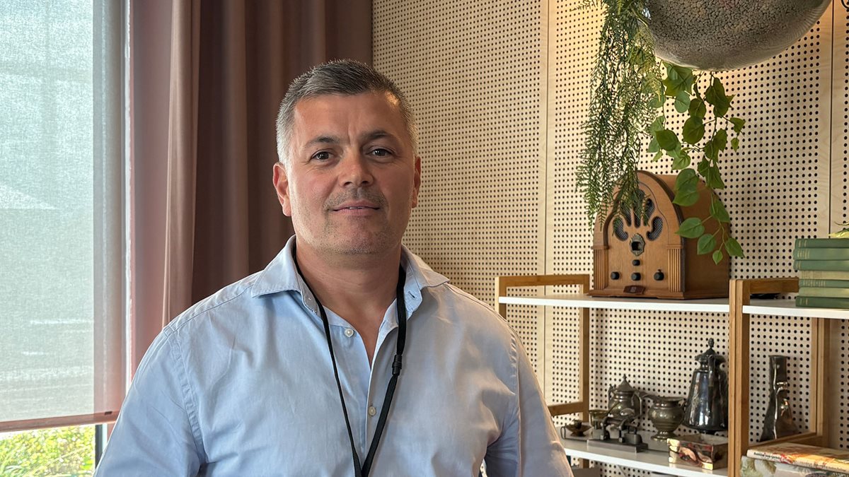Porträtt av leende man med kort hår