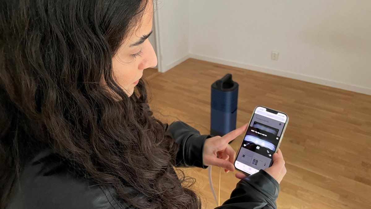 Kvinna tittar på mobiltelefon