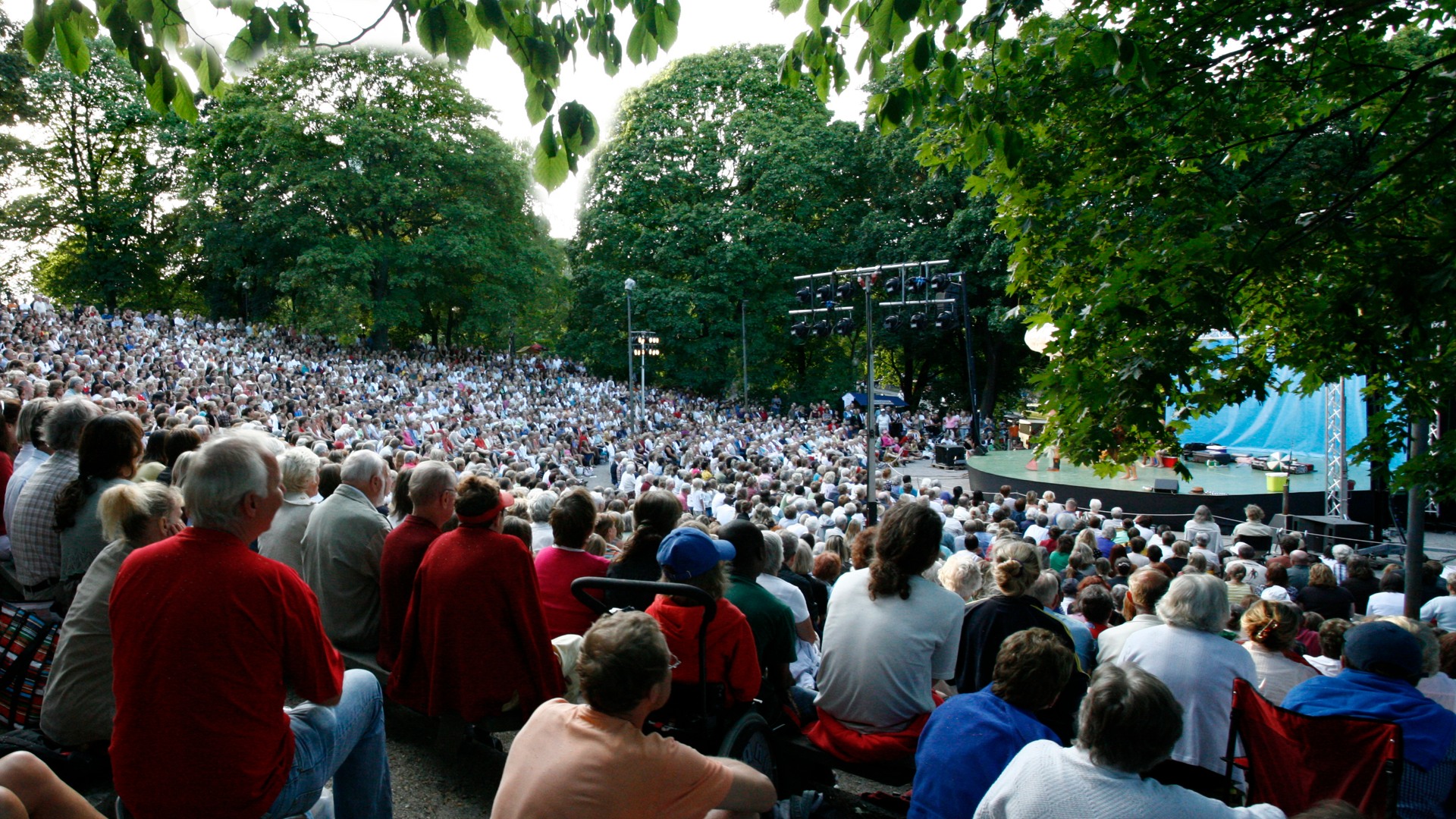 Fullsatt amfiteater i park