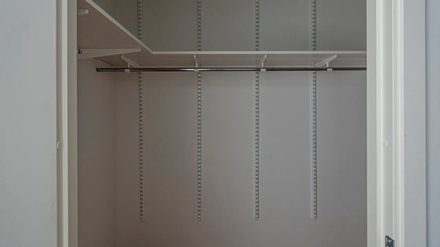 Klädkammare med hylla.