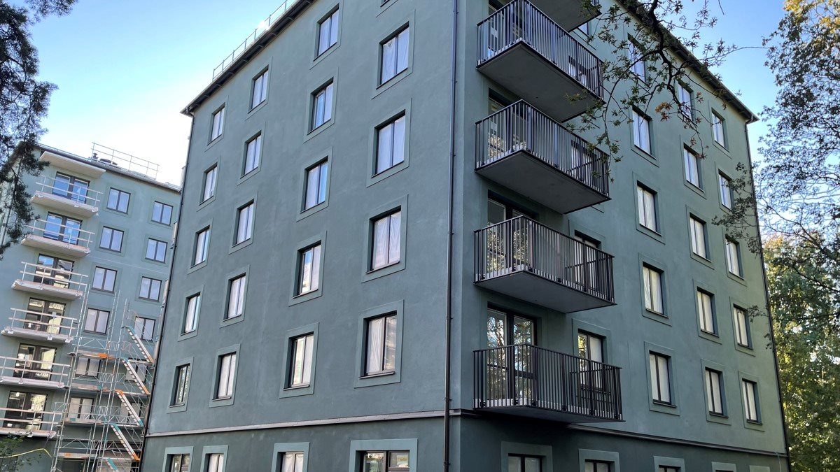 Hus med grön fasad och balkonger