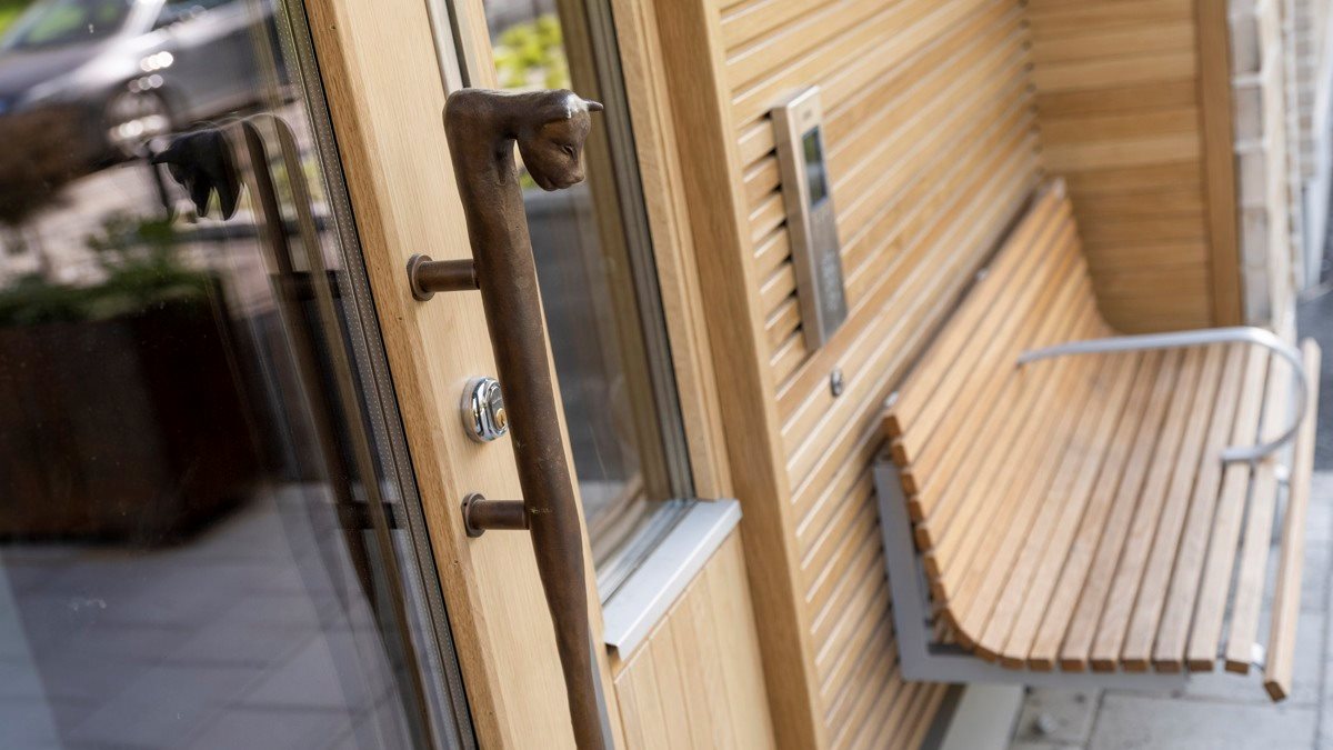 Port med handtag konstnärligt utformat som en katt