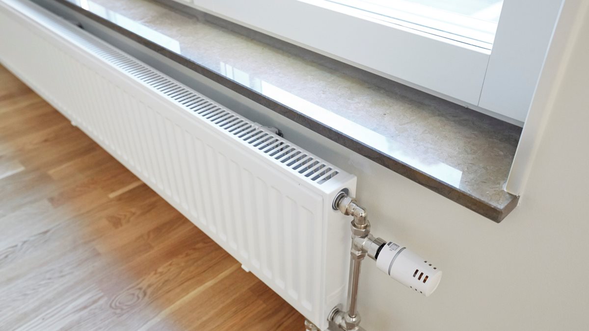 Detaljbild av fönster med radiator