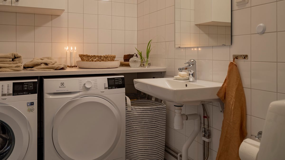 Badrum med tvättmaskin och torktumlare