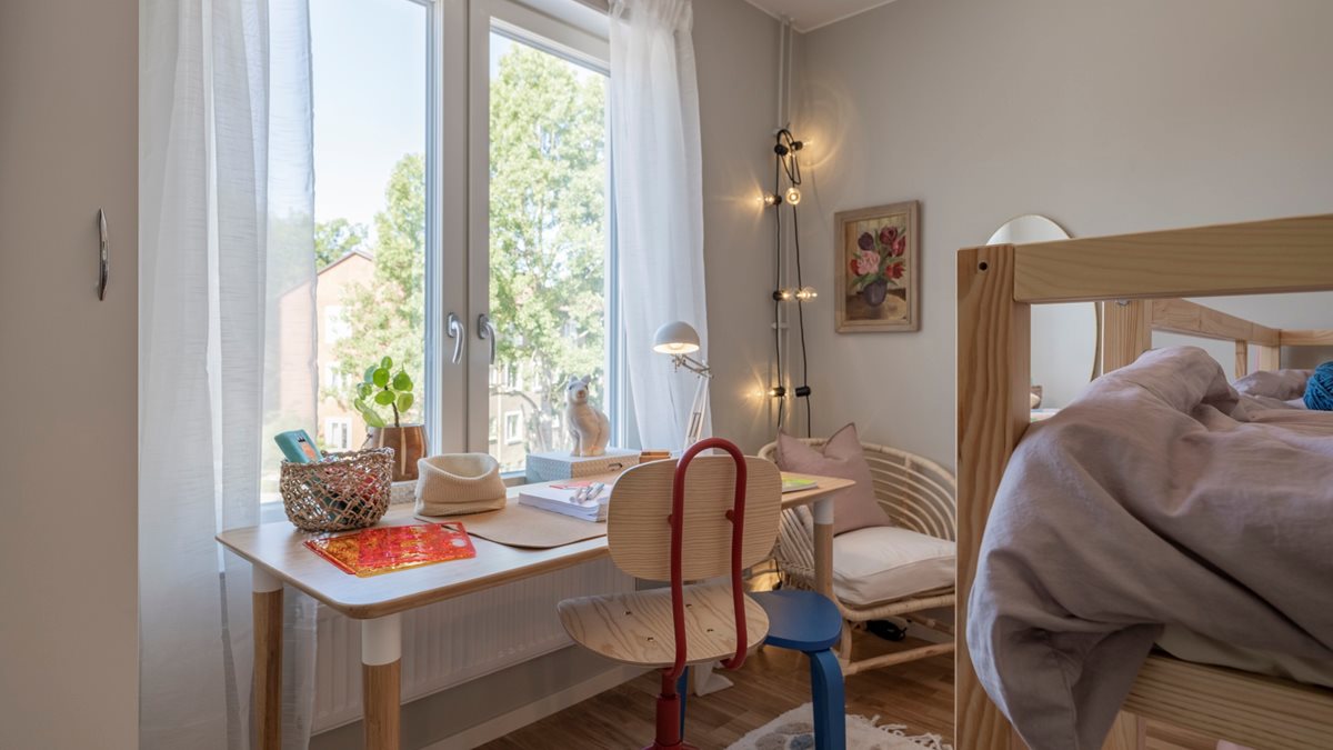 Ett sovrum med våningssäng och skrivbord